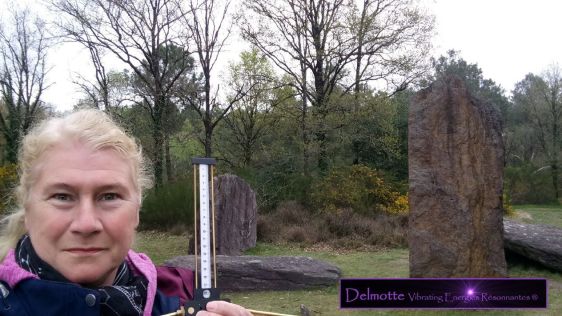 Photo Anne-Marie Delmotte aux menhirs de Monteneuf en Bretagne